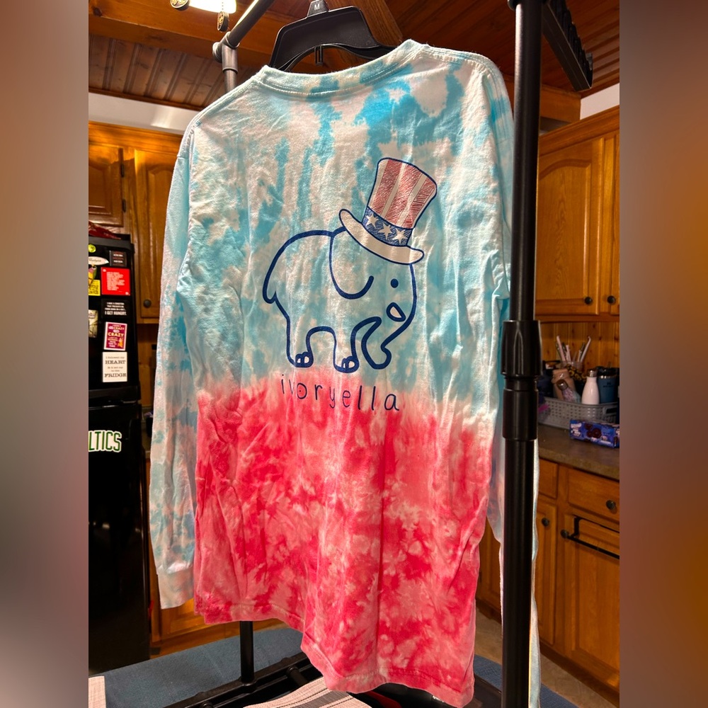 Ivory Ella long sleeve tie dye shirt. Super cute. No tag barely worn.